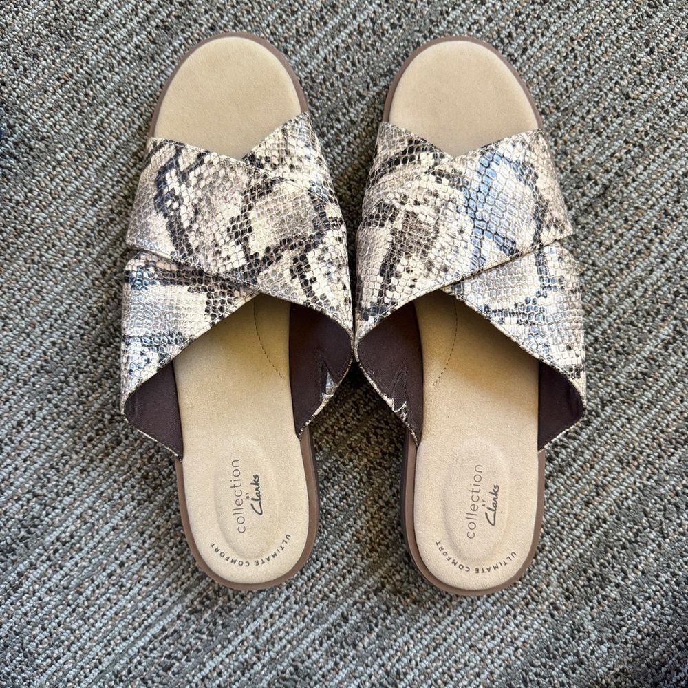 Clarks Women's Beige Snakeskin Mules 7.5 NWOT